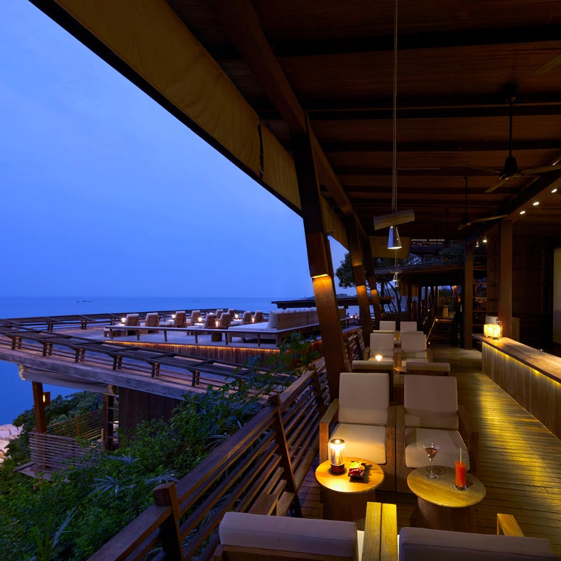 餐厅和酒吧设有现代化的座位和柔和的灯光;日落时分,餐桌上可欣赏到大海和岩石海滩的美景。.