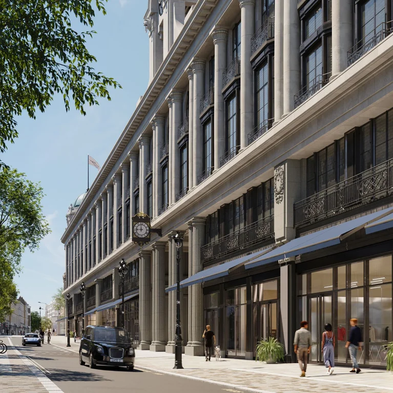 城市街道上有一幢带立柱和时钟的突出建筑、行人、枝繁叶茂的树木、停放的汽车以及白天遮阳篷下的露天座位。.