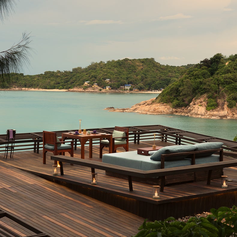 甲板上设有躺椅和餐桌,面对平静的海湾水域,四周青山环绕,让人放松身心,与大自然融为一体。.