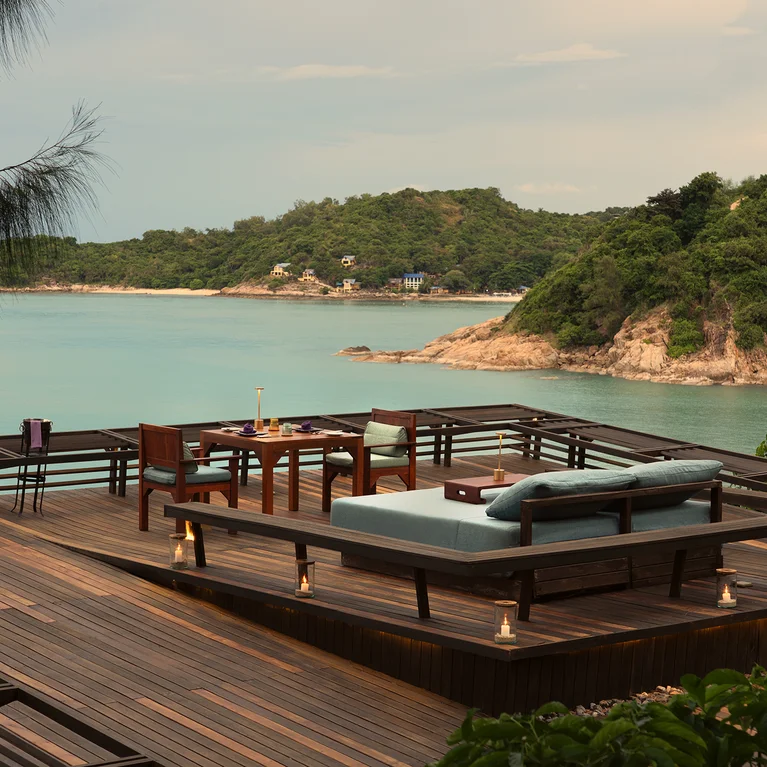 甲板上设有躺椅和餐桌,面对平静的海湾水域,四周青山环绕,让人放松身心,与大自然融为一体。.