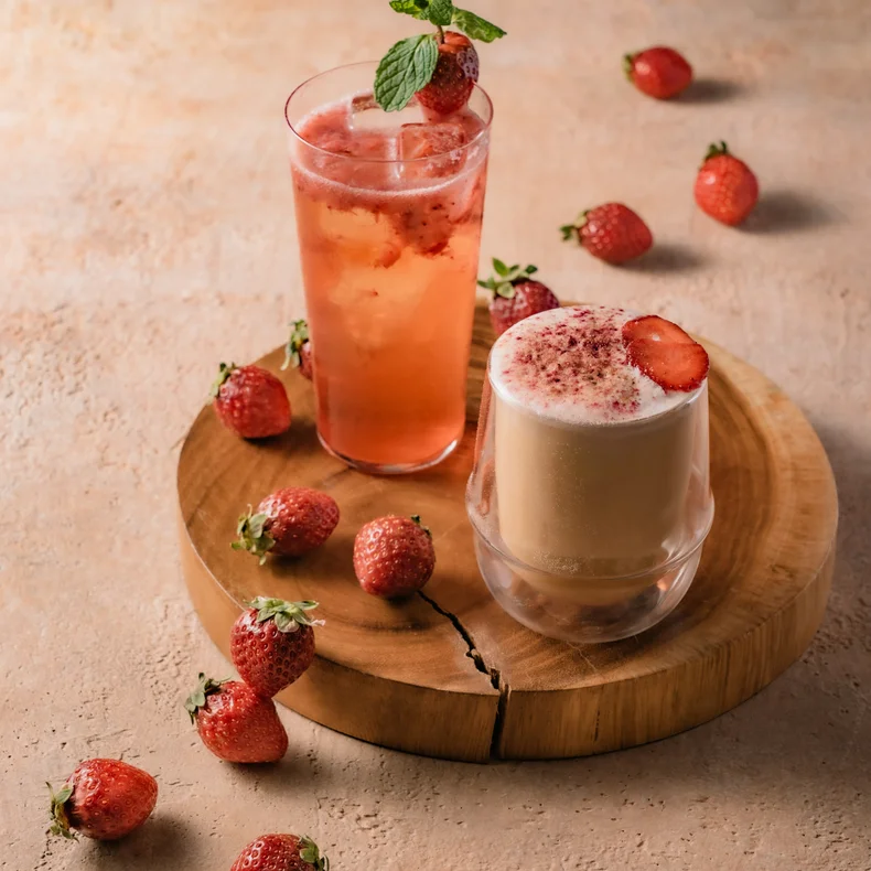 氷とミントを添えたものと、なめらかでクリーミーなイチゴのドリンク。.