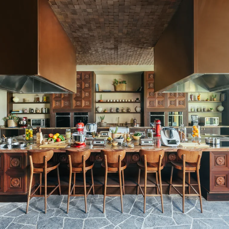 يتميز المطبخ بجزيرة مركزية، ومقاعد خشبية، وأجهزة موفرة للطاقة، ورفوف مفتوحة يسهل الوصول إليها مع أوانٍ؛ مزينة بألوان ناعمة مستوحاة من الأرض.