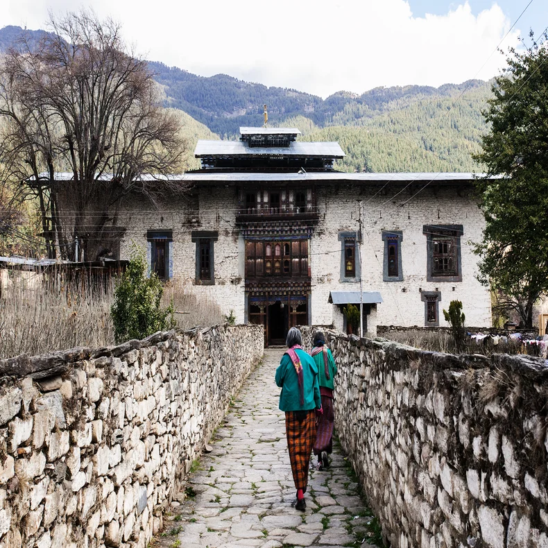 Stop for a morning cup of tea with the sisters at Pema Choling Nunnery and continue on to the remote but strikingly beautiful Tang Valley and Ogyen Choling Manor.