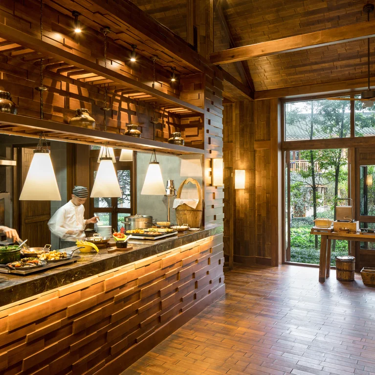 En el restaurante de madera, con grandes ventanales y vistas al jardín, los chefs preparan platos de temporada; también se ofrecen varios menús para los clientes ....
