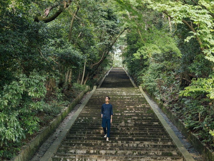 Những bậc thang đá rộng dẫn lối qua những hàng cây xanh mát trong một khu rừng yên bình, mời gọi một hành trình tĩnh lặng trong thiên nhiên, kết nối với sức khỏe và sự hài hòa với môi trường.