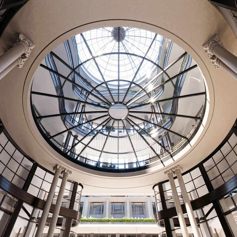 宽敞的中庭采用玻璃穹顶、金属框架、弧形窗户和高立柱,自然光线充足,空气清新。.