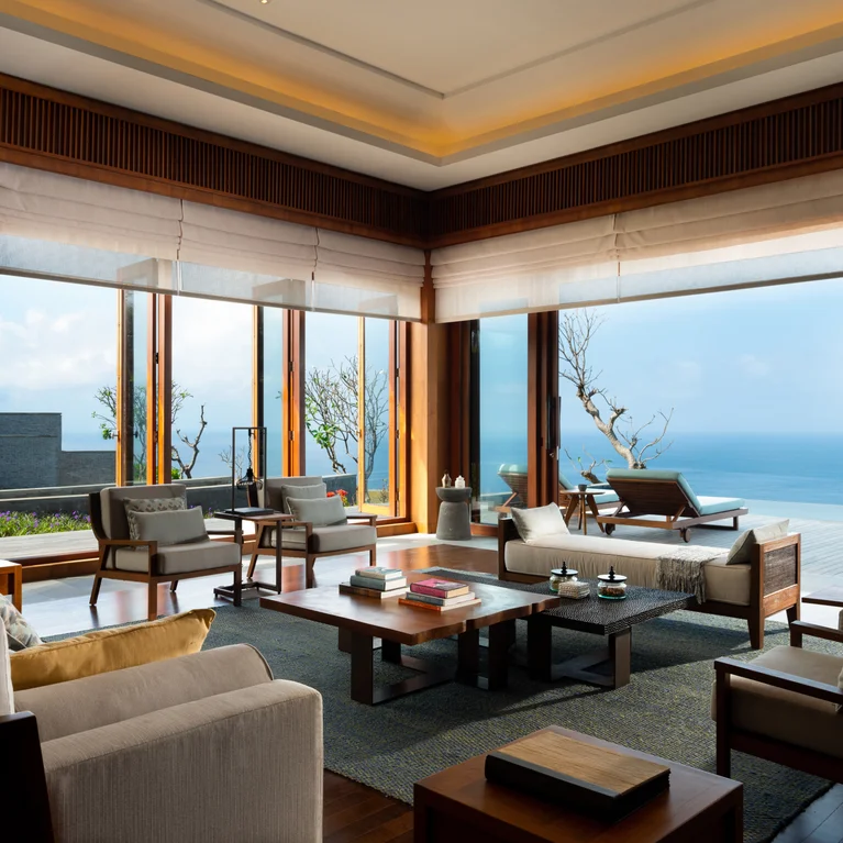 起居室配有全落地窗、天然木制家具、宁静的中性色调,还能欣赏到大海和蓝天,设计舒适,可持续发展。.