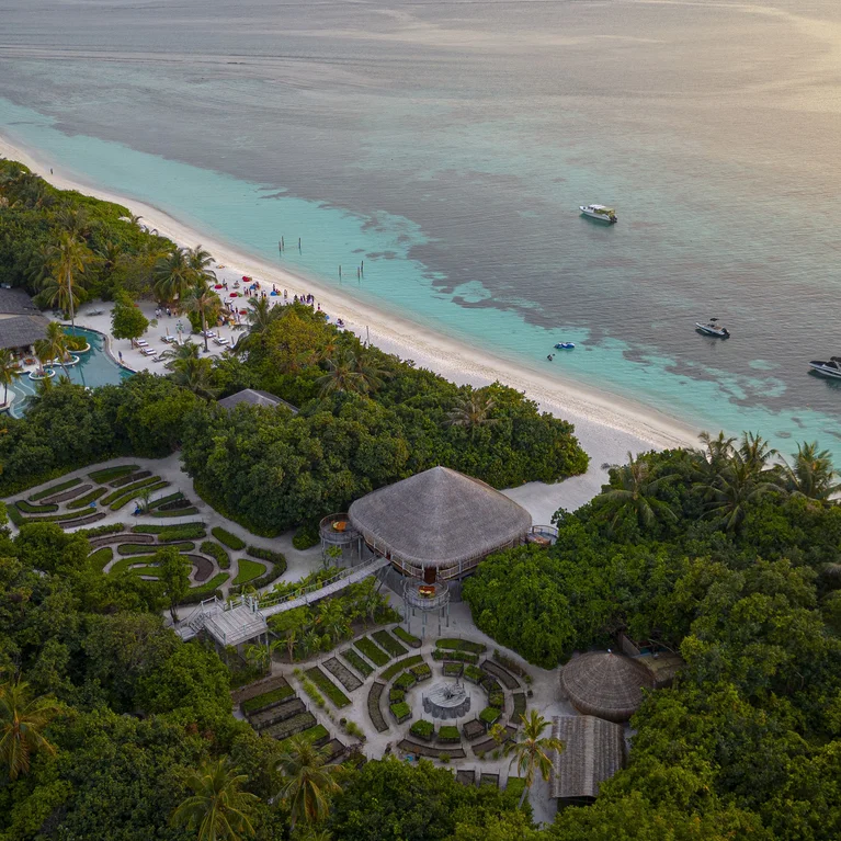 Una estación balnearia rodeada de verdor, con un litoral de arena, aguas azules y transparentes, barquitas hacia el mar y accesibles senderos ajardinados a la sombra de las palmeras.