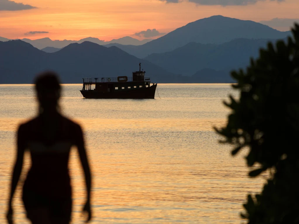 تناول المشروبات أثناء الطفو على الماء