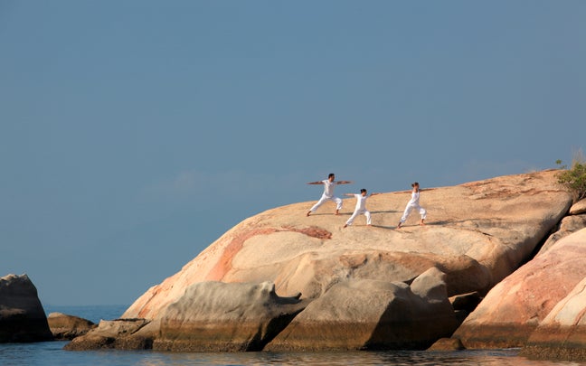 Thực hành yoga trên đá bên biển tại Six Senses Ninh Van Bay