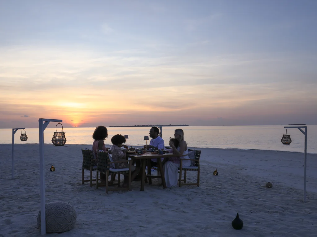 Cena de barbacoa en una playa privada