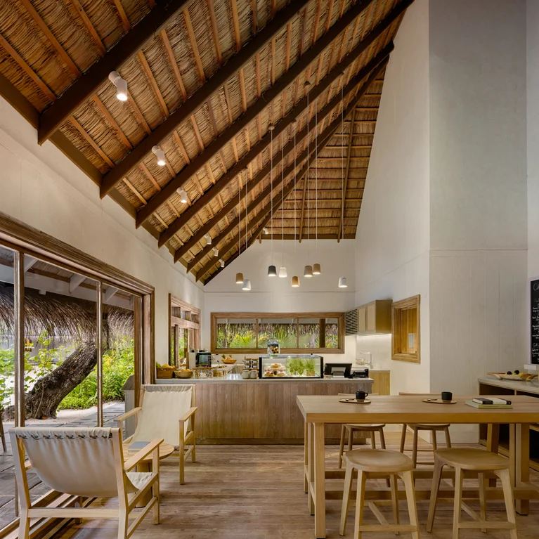 صُمم المقهى بسقفه المرتفع المصنوع من القش وأثاثه المصنوع من الخشب الطبيعي ونوافذه الواسعة وإطلالاته على النباتات، وقد صُمم المقهى مع مراعاة الراحة والاستدامة....