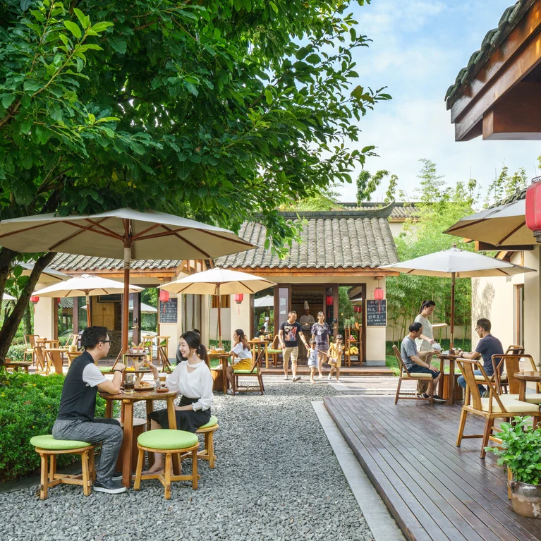 Les clients peuvent s'asseoir en plein air sous des parasols dans le paisible Garden Café, entouré de verdure et d'architecture traditionnelle.....