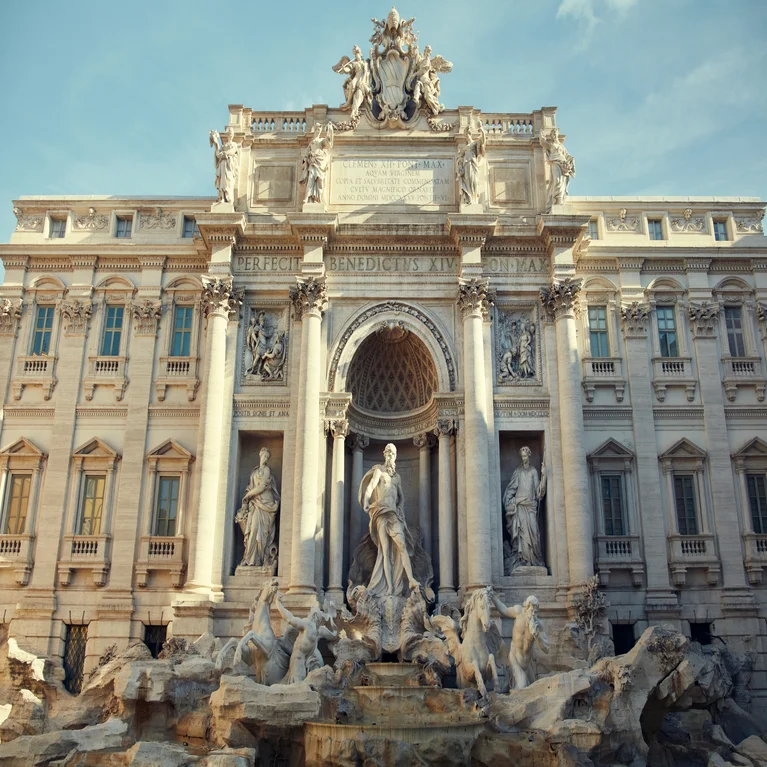 Nơi đây được bao quanh bởi những công trình kiến trúc lịch sử từ thời La Mã, với những tác phẩm điêu khắc đá tinh xảo, những cột trụ và các họa tiết chạm trổ, cùng một hồ bơi yên tĩnh nơi tiếng nước chảy róc rách vang lên.