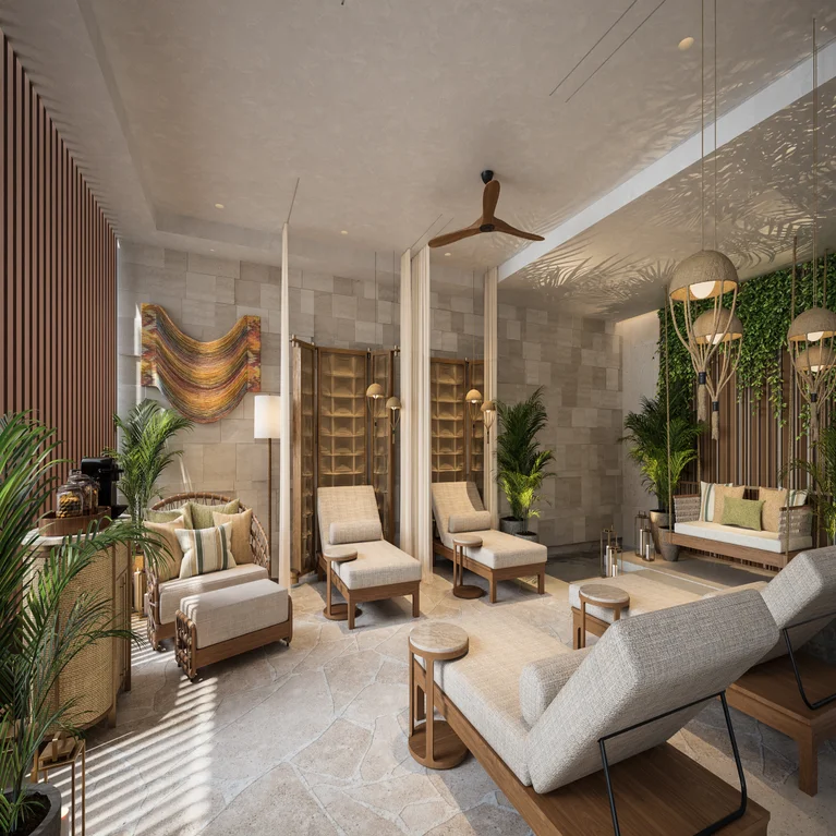Un salon serein, agrémenté d'éléments en bois naturel, de sièges beiges, de plantes d'intérieur, d'un ventilateur de plafond, d'un éclairage tamisé et de décorations murales aux couleurs vives ; un espace accessible et accueillant.