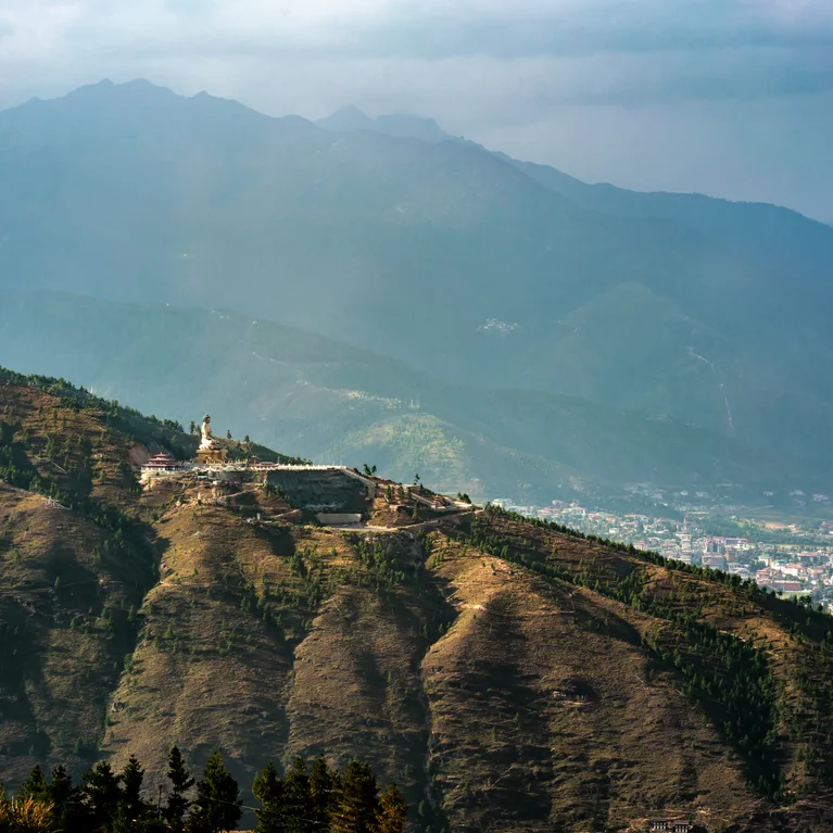 这是一处宁静的山顶度假胜地,四周环绕着绿色的森林斜坡,俯瞰着宁静的山谷,远处是缥缈的群山。.