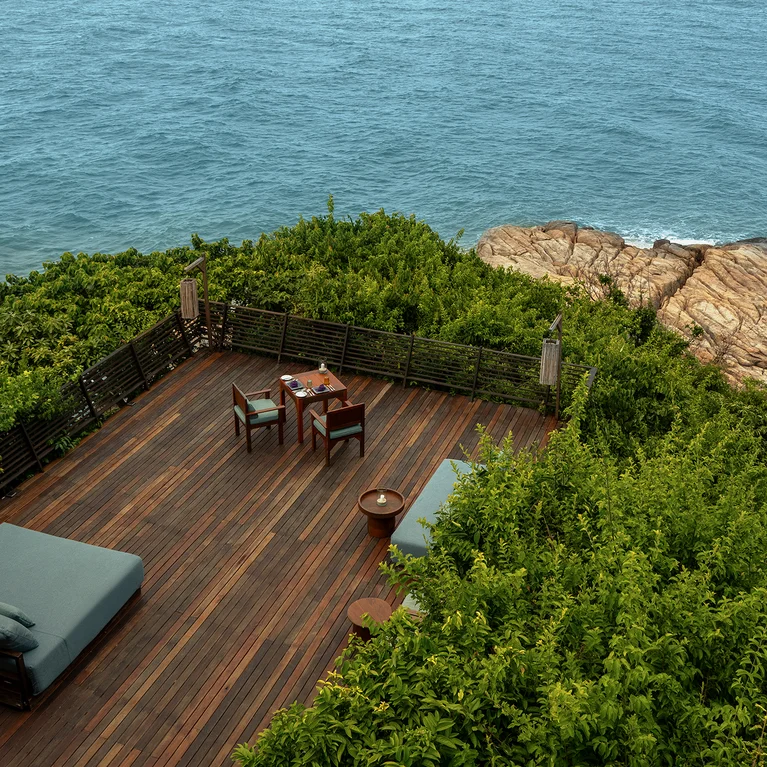 露台上设有座椅和躺椅,面朝大海,周围是绿色的灌木丛和天然的岩石海岸,为放松和与大自然的联系提供了一个宁静的环境。.