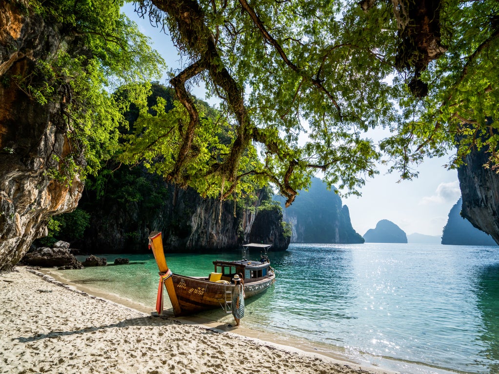 A Day Trip to Discover the Phi Phi Islands