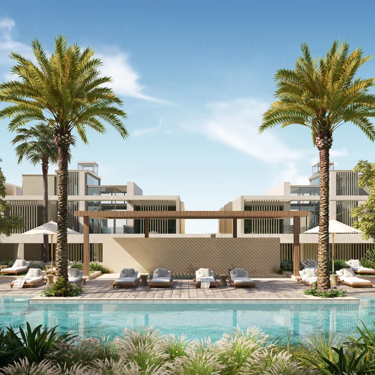 室外游泳池配有遮阳躺椅、原生棕榈树和现代建筑,是在温馨的室外环境中放松身心的好去处。.